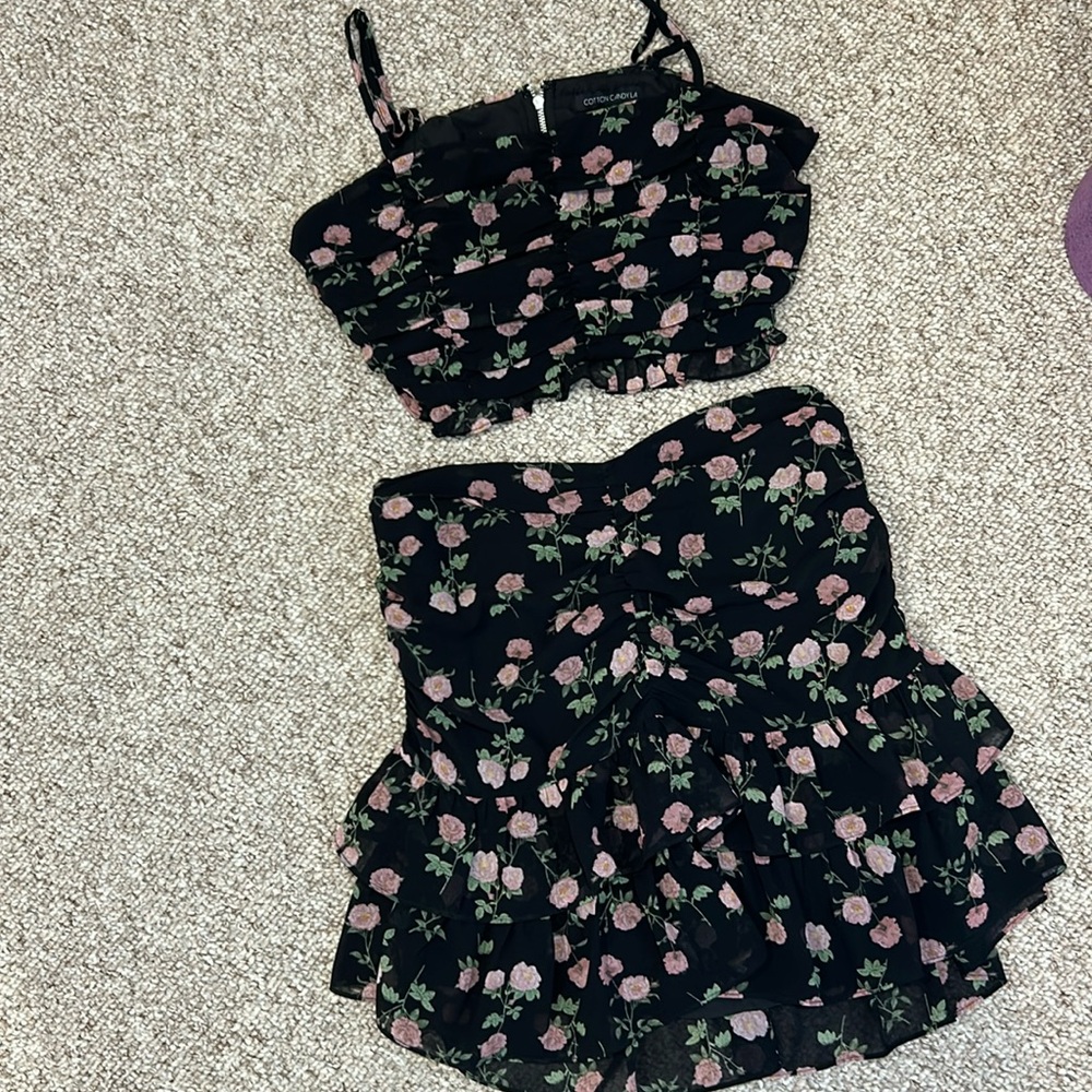 Cute matching black and pink ruched floral set-skirt and top adjustable strap M